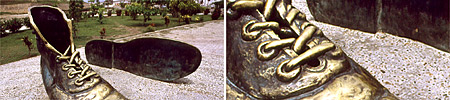 Monumento a los Zapatos ViejosExterior de las Murallas - Cartagena de Indias